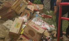 Tàu hỏa đâm trúng xe tải, lái và phụ xe thoát chết