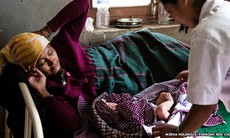 Bé sơ sinh chào đời kỳ diệu trong động đất Nepal