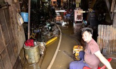 Cuộc sống người dân bị đảo lộn sau trận mưa ngập khủng khiếp ở Sài Gòn