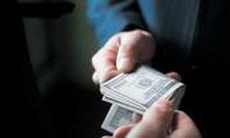 2 cảnh sát bị tố nhận hơn trăm triệu, thả người đánh bạc