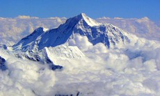 Đỉnh Everest giảm độ cao 2 cm do động đất