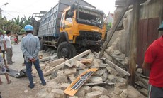 Xe tải đâm sập nhà dân, 3 người thoát chết
