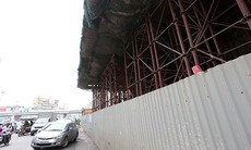 Thanh sắt ở dự án tàu điện Cát Linh - Hà Đông rơi trúng ôtô