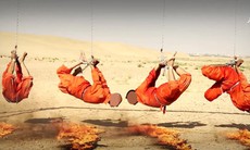 ISIS treo ngược 4 tù nhân tình báo Iraq lên giàn sắt thiêu sống