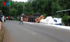 Xe container lật nghiêng, hàng chục tấn bột mì phủ trắng đường