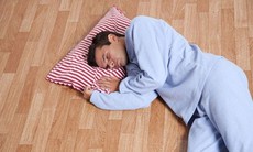 Mẹo hay để ngủ ngon khi bị mất điện giữa đêm hè nóng nực