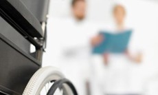 Đừng đẩy bác sĩ và bệnh nhân về hai phía đối kháng