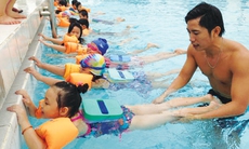 Nên cho trẻ học bơi từ mấy tuổi?
