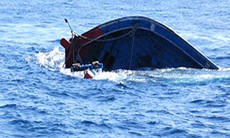 Lốc xoáy nhấn chìm tàu, hất 32 người xuống biển