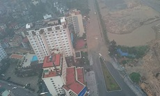 Quảng Ninh ngập nặng, CSGT dầm mưa đẩy xe