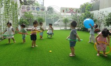Vui chơi ngoài trời thường xuyên, tốt cho mắt trẻ