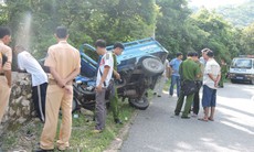 Xe ba gác lao vào vách đá, 15 người "bay" xuống vực