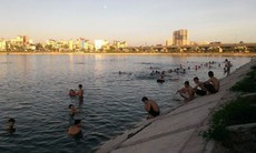 Liên tiếp chết đuối, dân Hà Nội vẫn vô tư tắm "hồ tử thần"