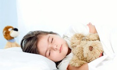 Trẻ ngủ ra nhiều mồ hôi vì sao?