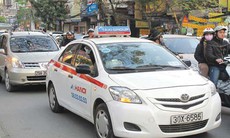 Mưa phùn kéo dài, taxi tha hồ 'chém' khách