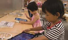 Thời đại công nghệ số:  Đặt trẻ trước thiết bị thông minh