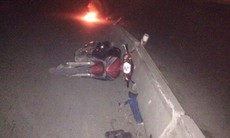 Người đàn ông tự lao xe vào dải phân cách giữa đêm khuya
