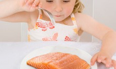 Ăn cá giúp trẻ phát triển tốt