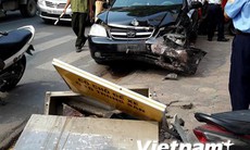 Hà Nội: Cả dãy phố mất điện vì một chiếc xe ôtô mất lái