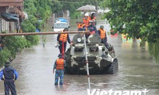 Huy động lính thủy đánh bộ ứng cứu người dân bị ngập ở Uông Bí