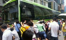 Đám đông đẩy xe buýt giải cứu bà lão bị kẹt