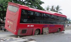 Xe khách tông xe tải chở gạch rồi lao lên giải phân cách