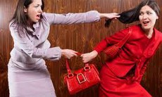 Đổ cả xô phân lợn lên đầu “tình địch”