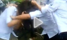 Lại xuất hiện clip nữ sinh đánh nhau đến chảy máu đầu