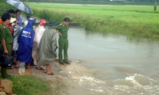 Đi khai giảng, một học sinh bị nước lũ cuốn trôi
