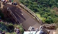 Cầu sập, xe tải chở 40 tấn cà phê rơi xuống suối