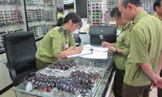 Thu gần 1.000 kính mắt giả các nhãn hiệu nổi tiếng