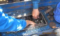 Nhồi sắt phế liệu vào xe chở hàng sân bay Nội Bài