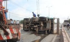 Xe ben lật ngang đường, quốc lộ 1A ùn tắc kéo dài