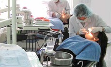 Dùng thuốc trị loãng xương phải theo dõi răng miệng, tại sao?