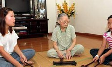 Nghệ nhân Ca trù Kim Ðức biểu diễn cùng học trò