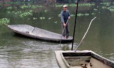 Mối hiểm nguy từ kích điện đánh bắt cá trên sông Nhuệ