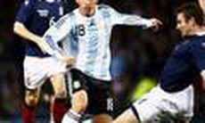 Maradona ra mắt bằng chiến thắng