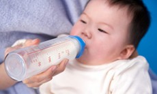 Bình sữa có BPA: Có thể làm trẻ biến đổi giới tính 