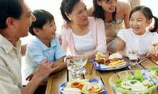 Có nên cho trẻ uống sữa thay cơm?