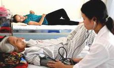 Nắng nóng, người cao tuổi lao đao