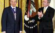 Tổng thống Bush tặng Tony Blair Huân chương Tự do