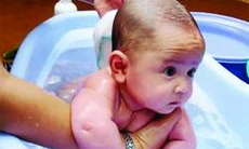 Nhiễm khuẩn da ở trẻ do tắm lá
