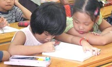 Bệnh học đường gia tăng: Học quá tải, bàn ghế sai tiêu chuẩn!