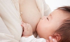 Làm gì khi bé bị sặc sữa?
