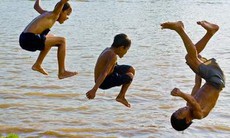 Cần bảo vệ trẻ em trong những ngày nắng nóng