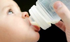 Làm gì khi trẻ bị sặc sữa?