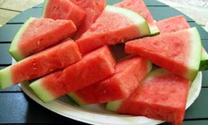Một vài cách dùng dưa hấu giải khát chữa bệnh