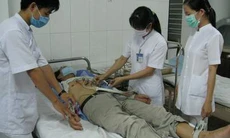 Mưa lũ liên tục tại miền Trung: Nước ngập trạm y tế, thầy thuốc vẫn trực cứu dân