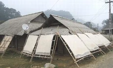 Người Mông làm giấy