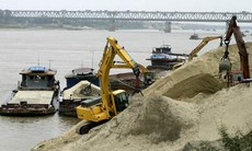 Cầu Thăng Long “lung lay” vì nạn cát tặc